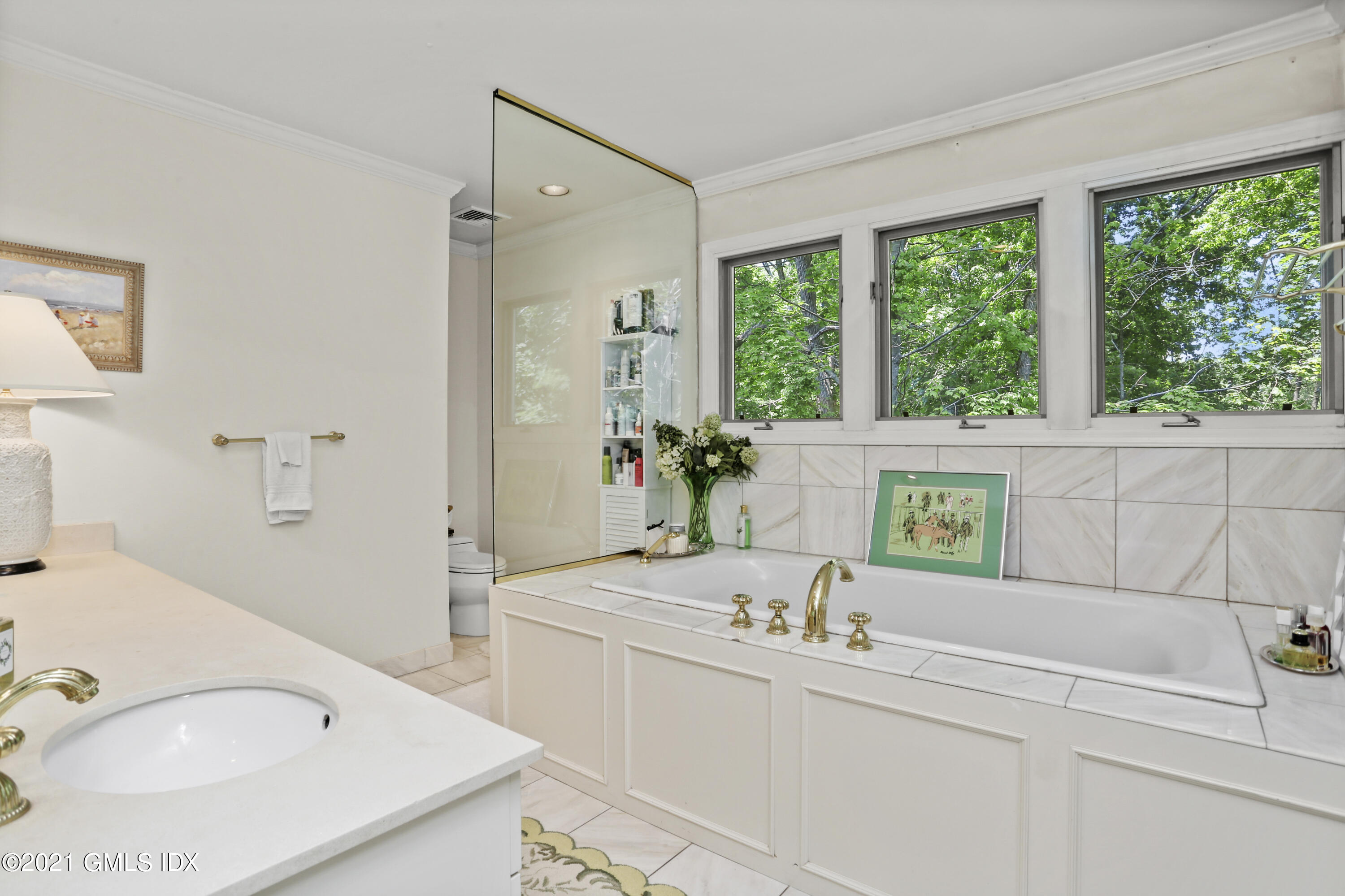 73 Weaver Street, Unit 4 Greenwich, CT 06831 - Photo 19 of 35 a bathroom with a sink and a bathtub