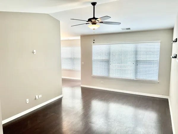 $1,850 | 1288 North Red Oak Circle, Unit 3, Round Lake Beach, IL 60073