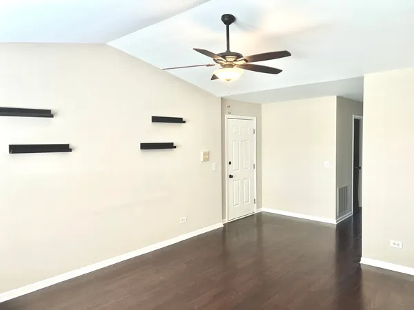 $1,850 | 1288 North Red Oak Circle, Unit 3, Round Lake Beach, IL 60073