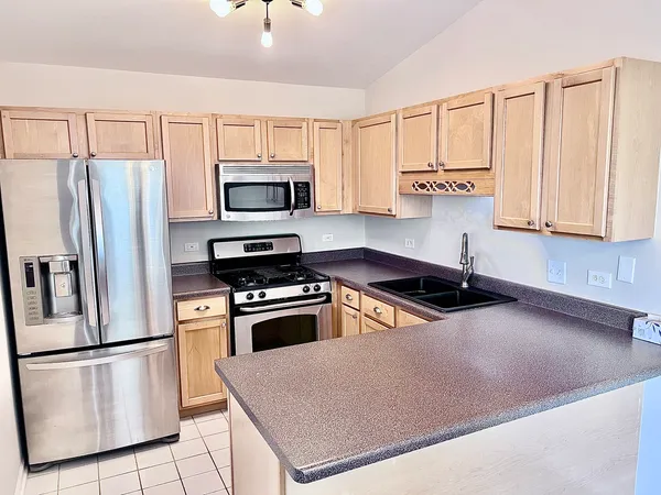 $1,850 | 1288 North Red Oak Circle, Unit 3, Round Lake Beach, IL 60073