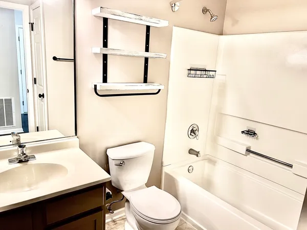 $1,850 | 1288 North Red Oak Circle, Unit 3, Round Lake Beach, IL 60073