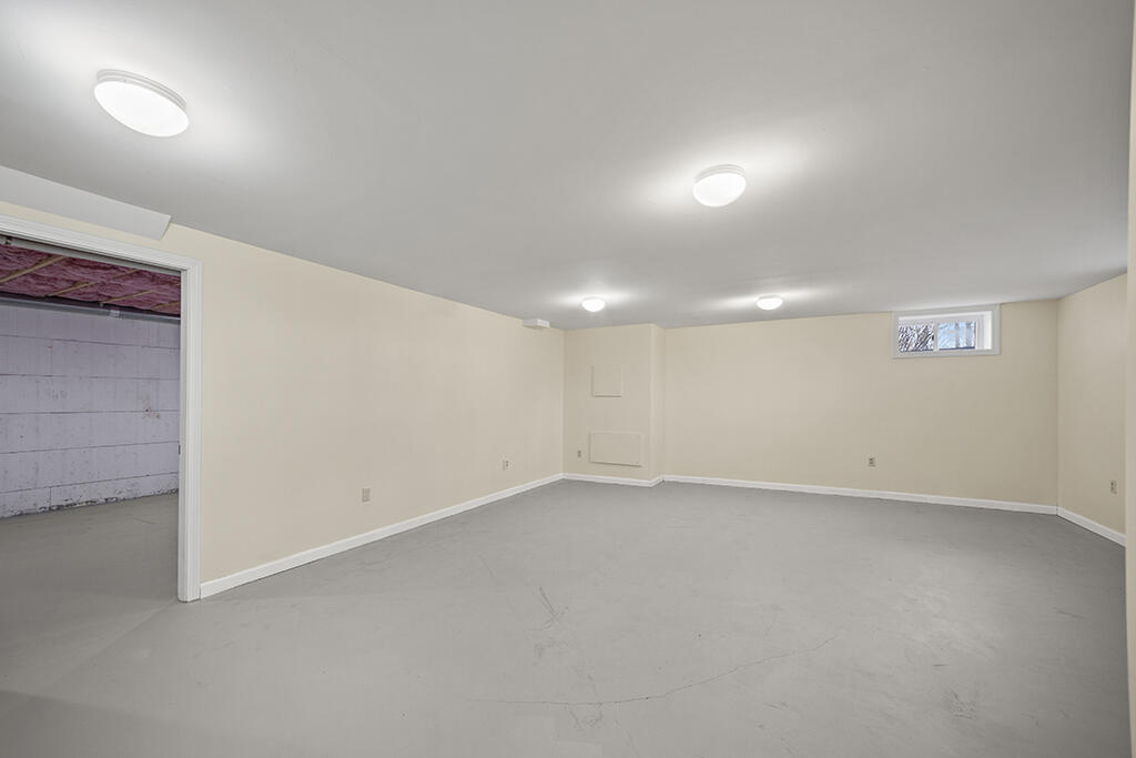 280 Pond Road Mount Vernon, ME 04352 - Photo 24 of 44 Family room or office