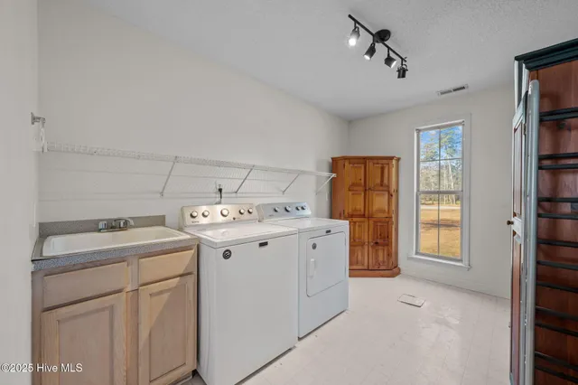 $575,000 | 341 Neuse Winds Drive, Oriental, NC 28571