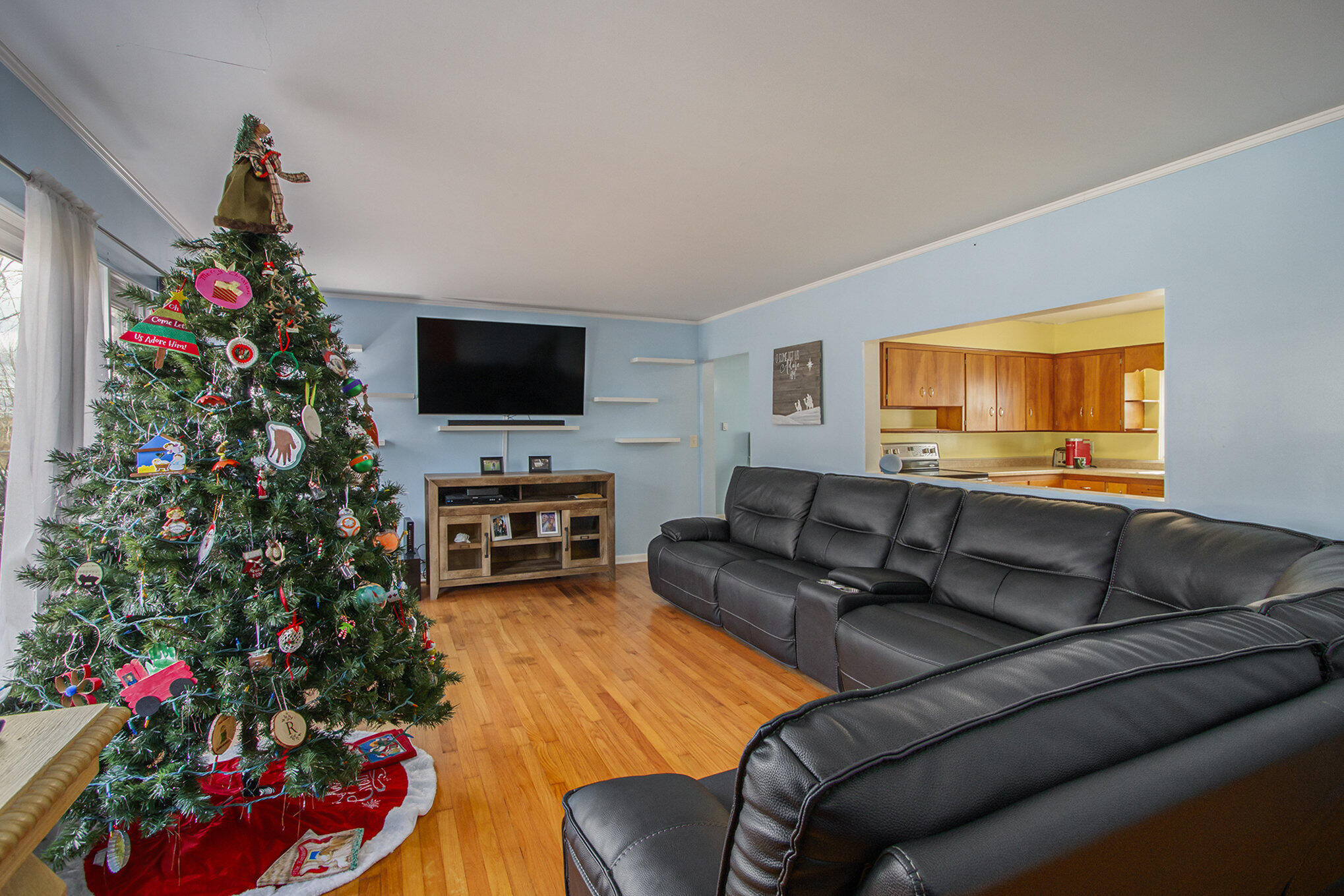 5030 North Branch Road Benton Harbor, MI 49022 - Photo 8 of 34 Living Room