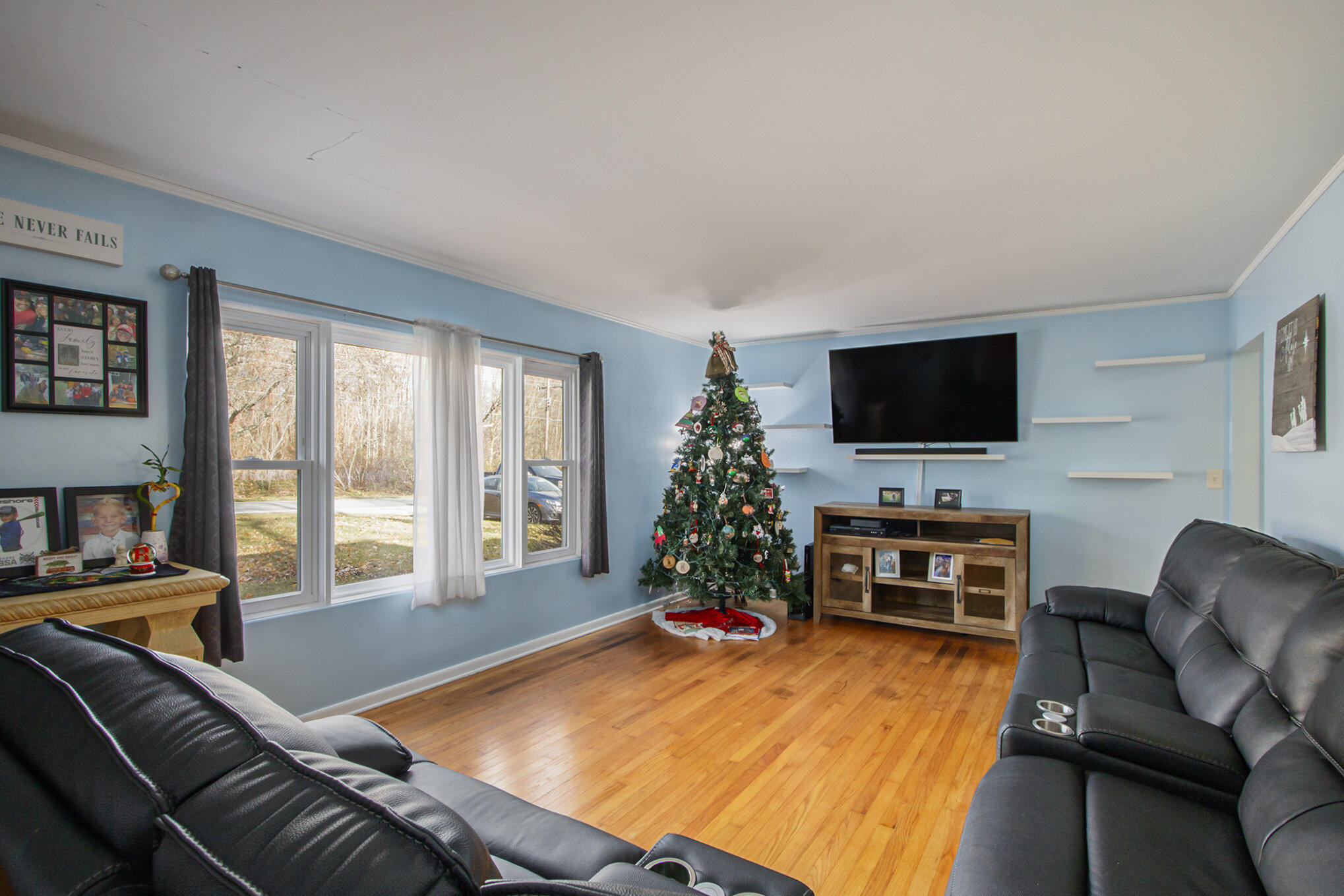 5030 North Branch Road Benton Harbor, MI 49022 - Photo 9 of 34 Living Room
