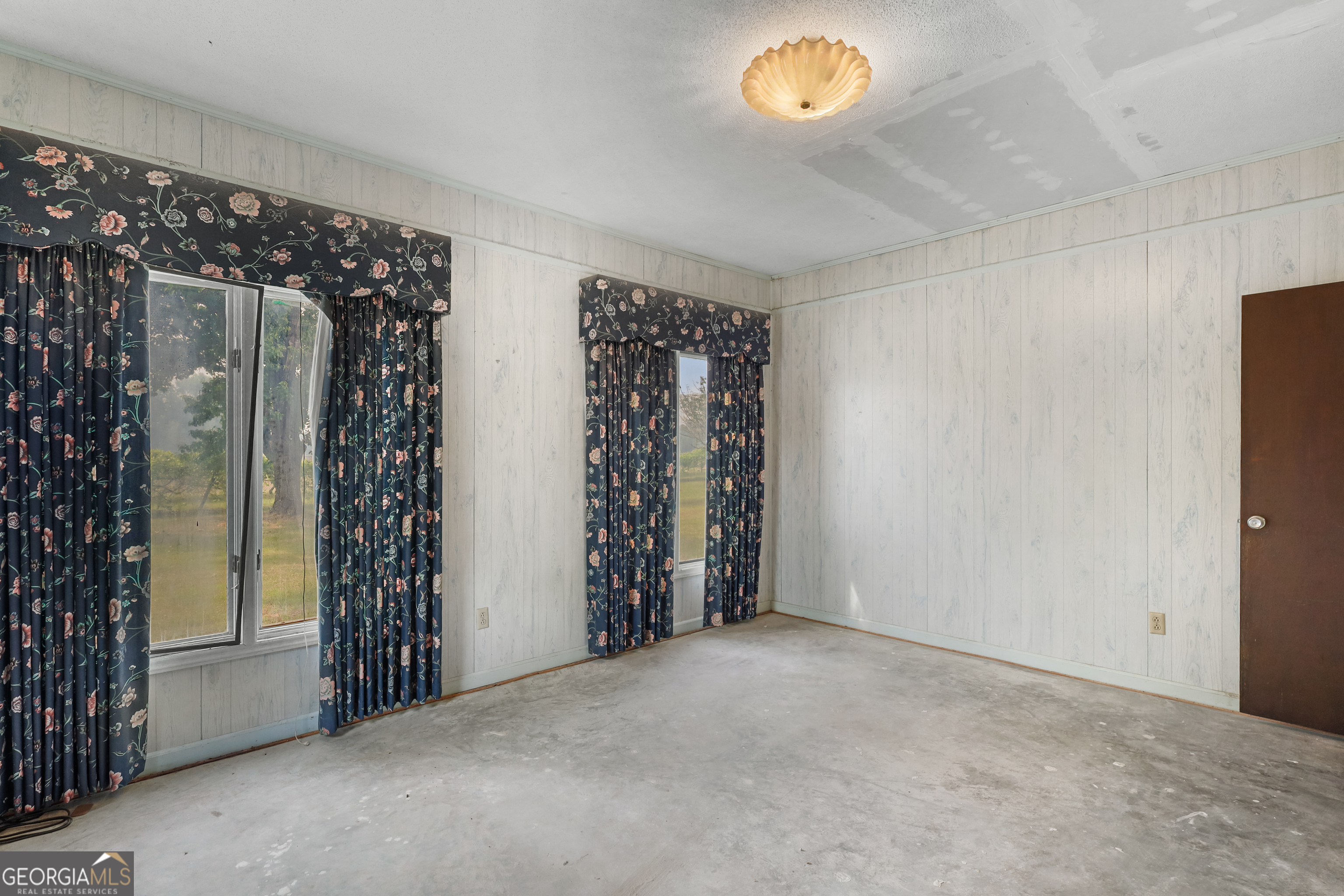 565 Bragg Road Brooklet, GA 30415 - Photo 17 of 44 an empty room with windows and closet