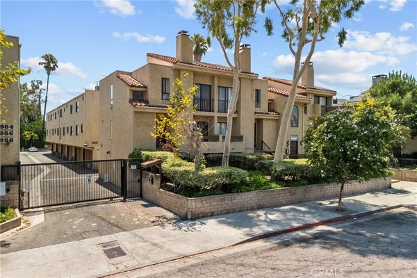 $485,000 | 18958 Sherman Way, Unit 17, Reseda, CA 91335