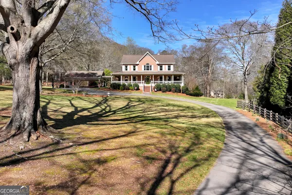 a view of a house with a yard