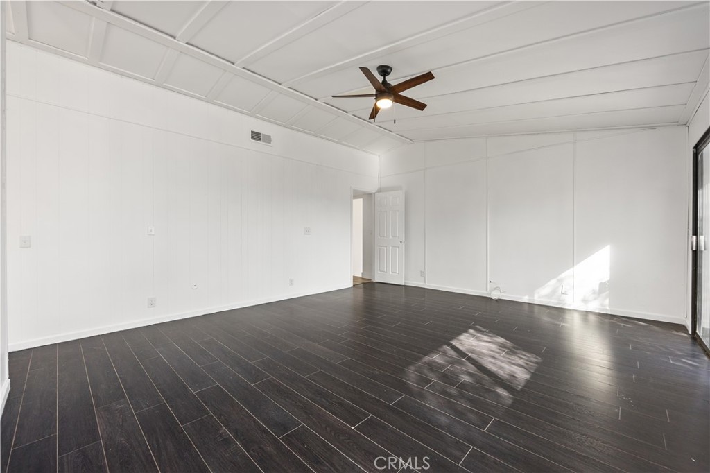 29300 Elkhorn Place Tehachapi, CA 93561 - Photo 17 of 47 an empty room with wooden floor fan and windows