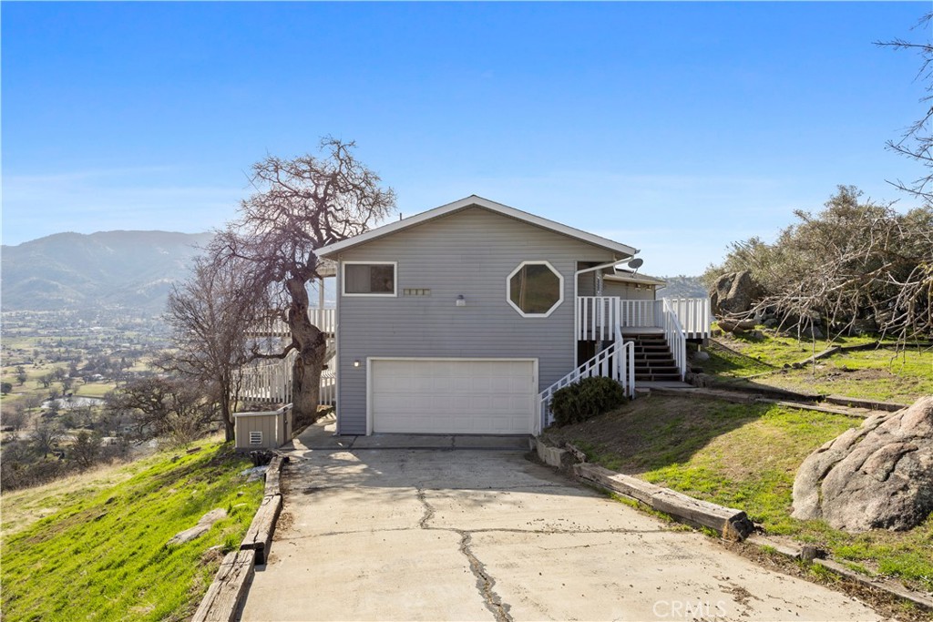 29300 Elkhorn Place Tehachapi, CA 93561 - Photo 2 of 47 a front view of a house with garden