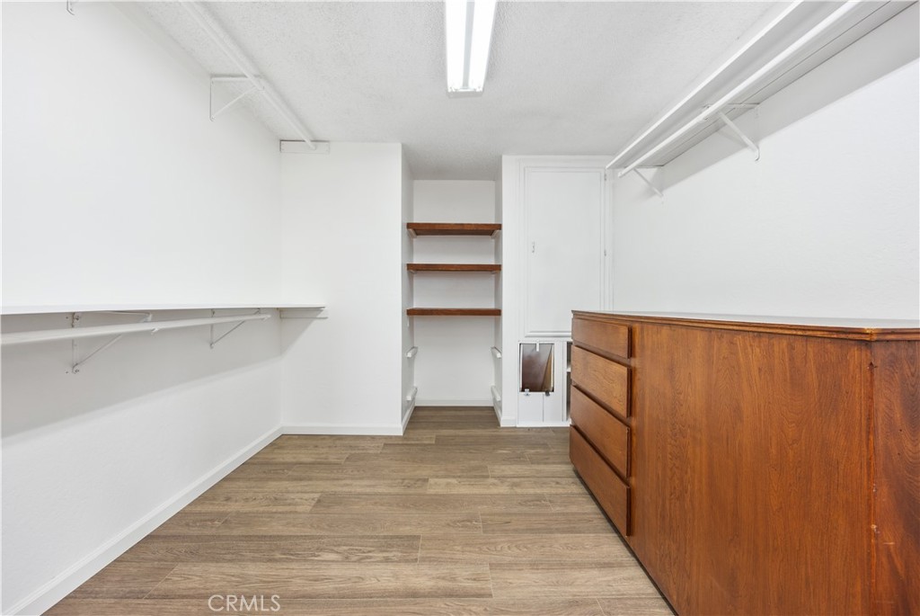 29300 Elkhorn Place Tehachapi, CA 93561 - Photo 23 of 47 a view of an empty walk in closet