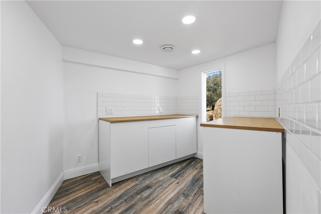 29300 Elkhorn Place Tehachapi, CA 93561 - Photo 38 of 47 a view of utility room