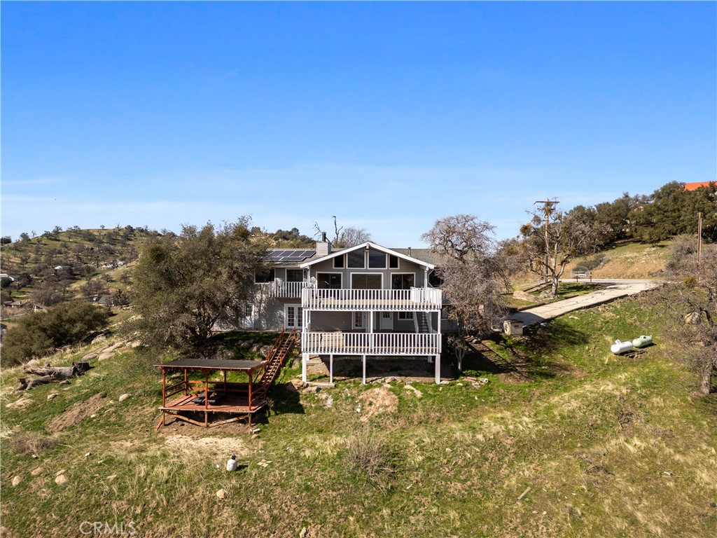 29300 Elkhorn Place Tehachapi, CA 93561 - Photo 4 of 47 a front view of a house with a yard