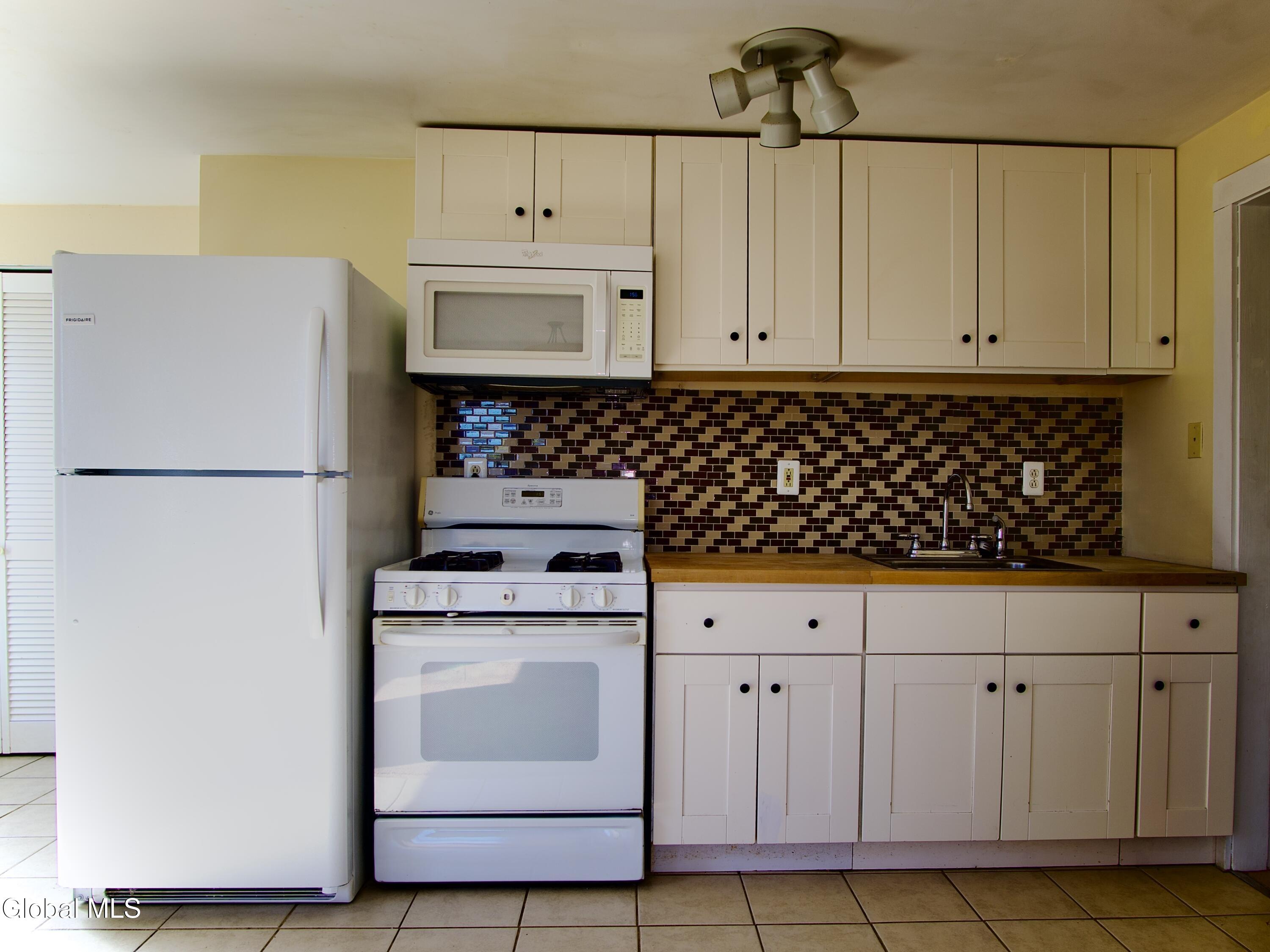 44 Greenfield Lane Hampton, NY 12837 - Photo 12 of 24 kitchen
