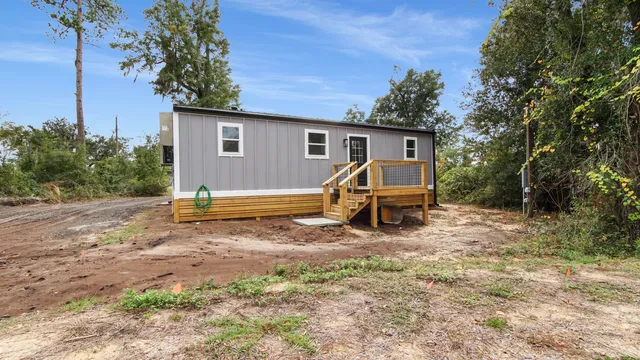 a view of backyard of the house
