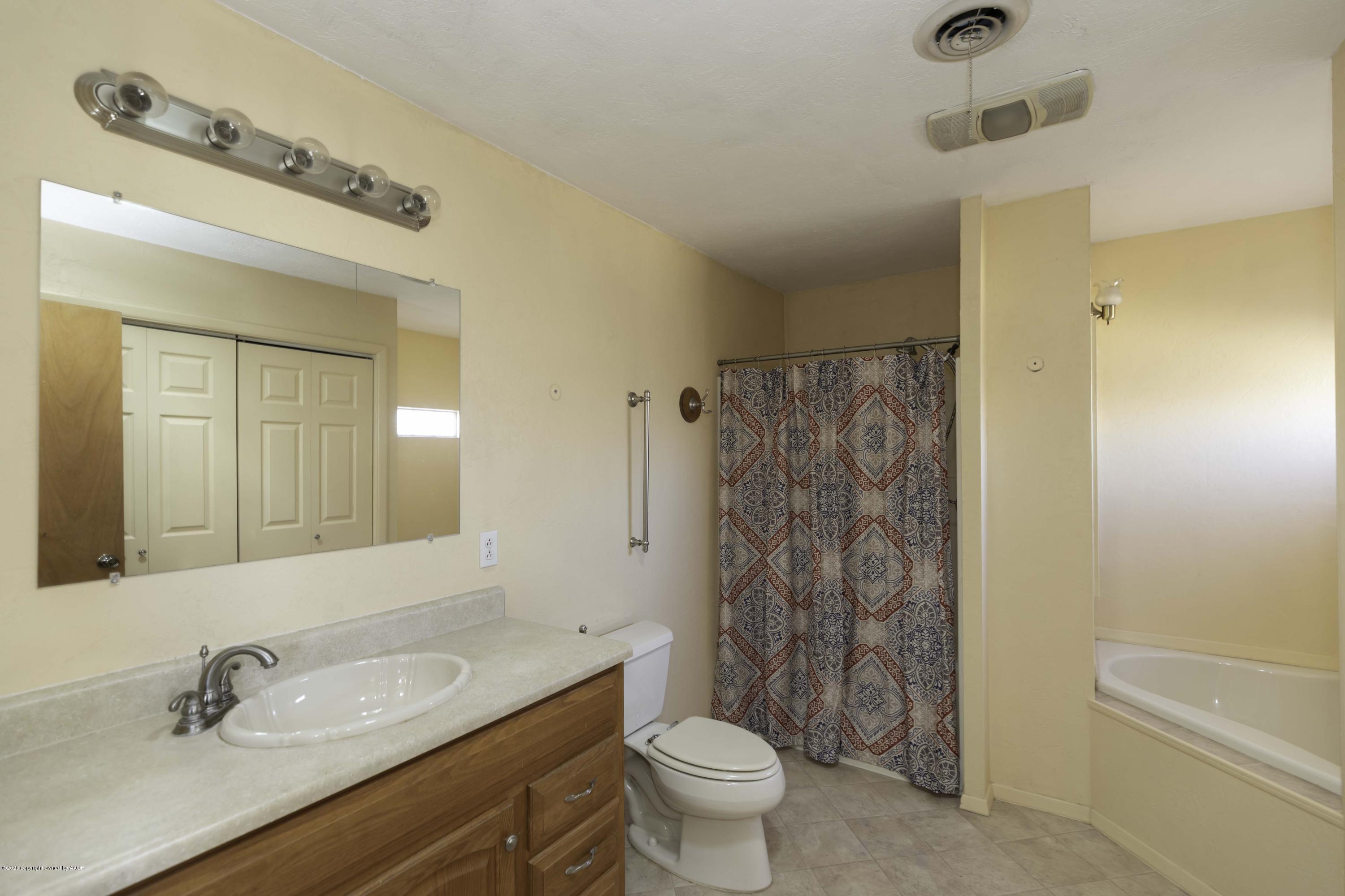 5124 Royce Drive Amarillo, TX 79110 - Photo 23 of 40 MASTER BATH VIEW 1