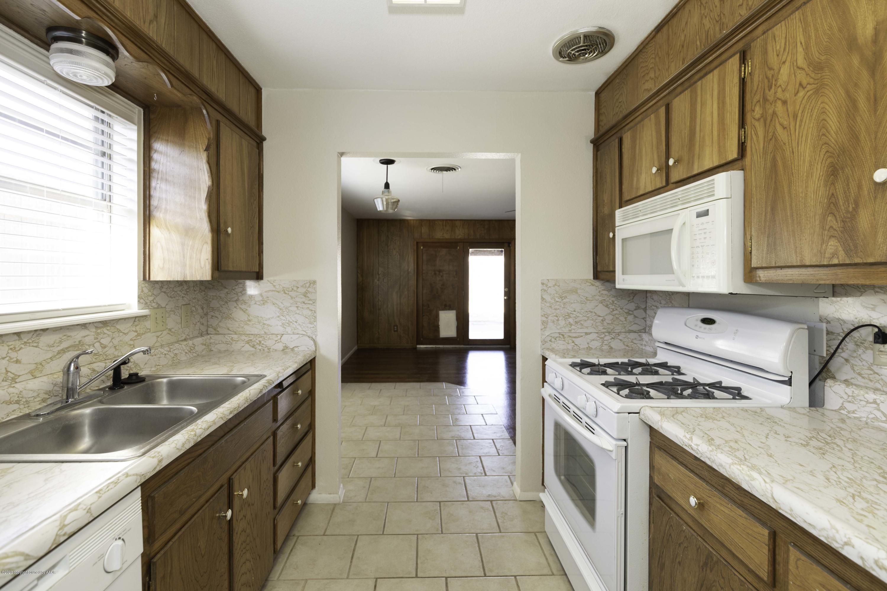 5124 Royce Drive Amarillo, TX 79110 - Photo 10 of 40 KITCHEN VIEW 4