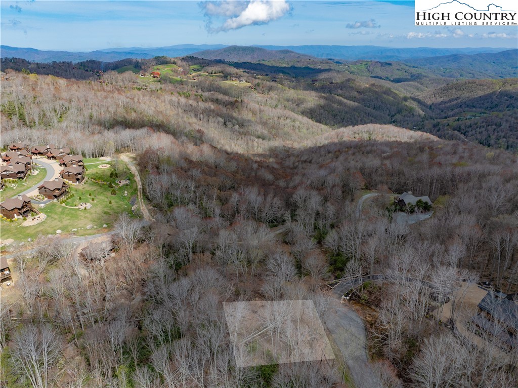 Es42 Firesong Lane Banner Elk, NC 28604 - Photo 5 of 28 a view of a yard next to a building