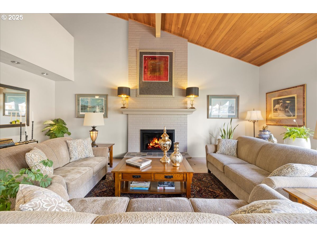 781 North Shr Road Lake Oswego, OR 97034 - Photo 5 of 37 Living Room