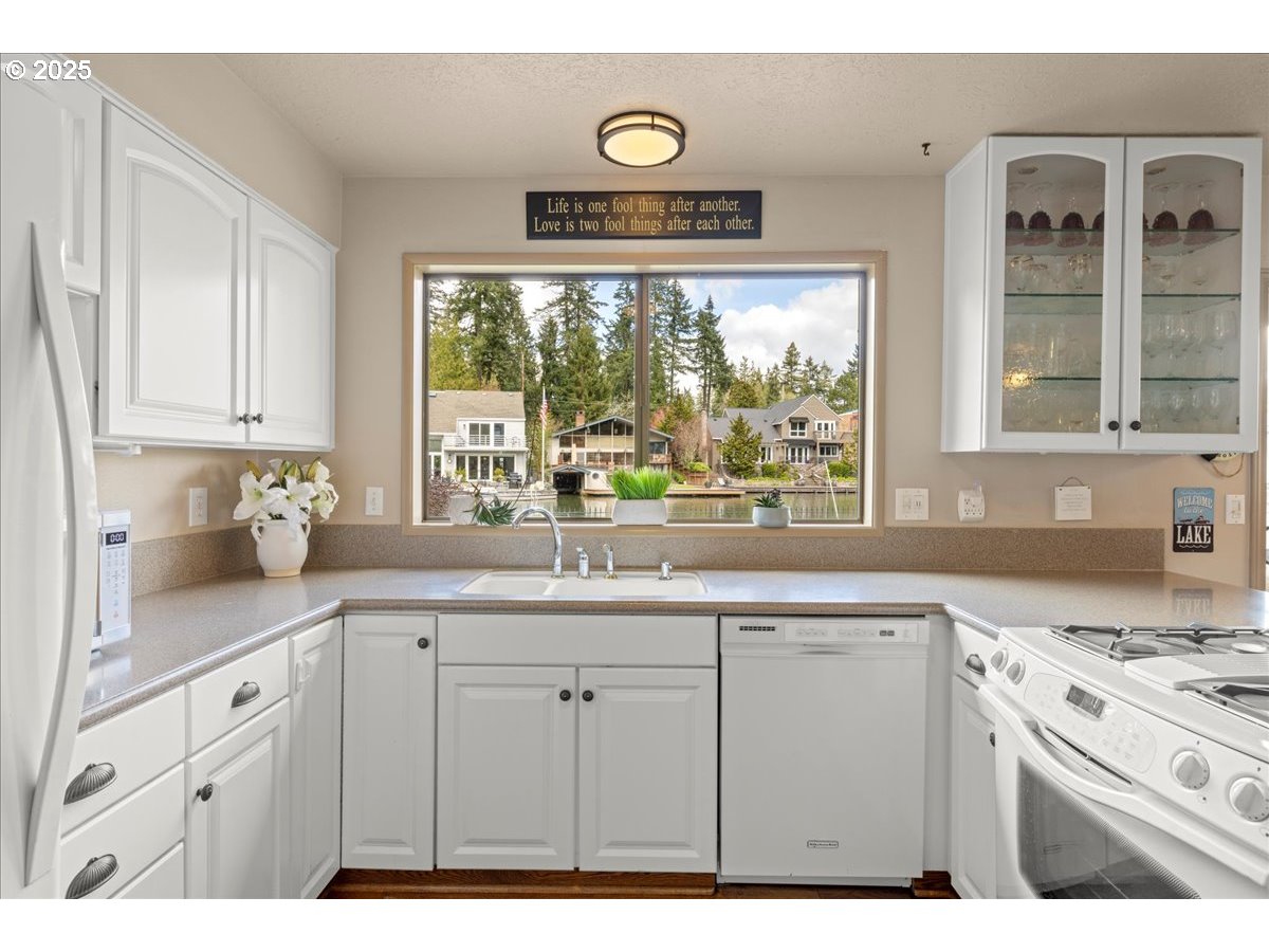 781 North Shr Road Lake Oswego, OR 97034 - Photo 9 of 37 Gallery Image 9
