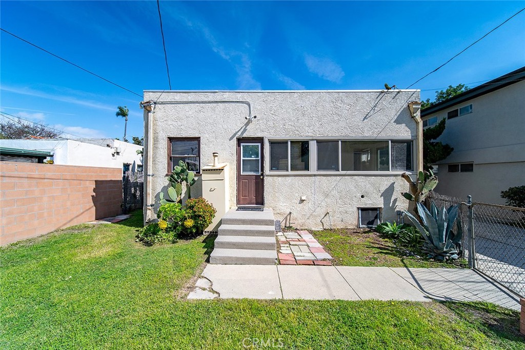 2285 Pine Avenue Long Beach, CA 90806 - Photo 4 of 25 a front view of a house with a yard