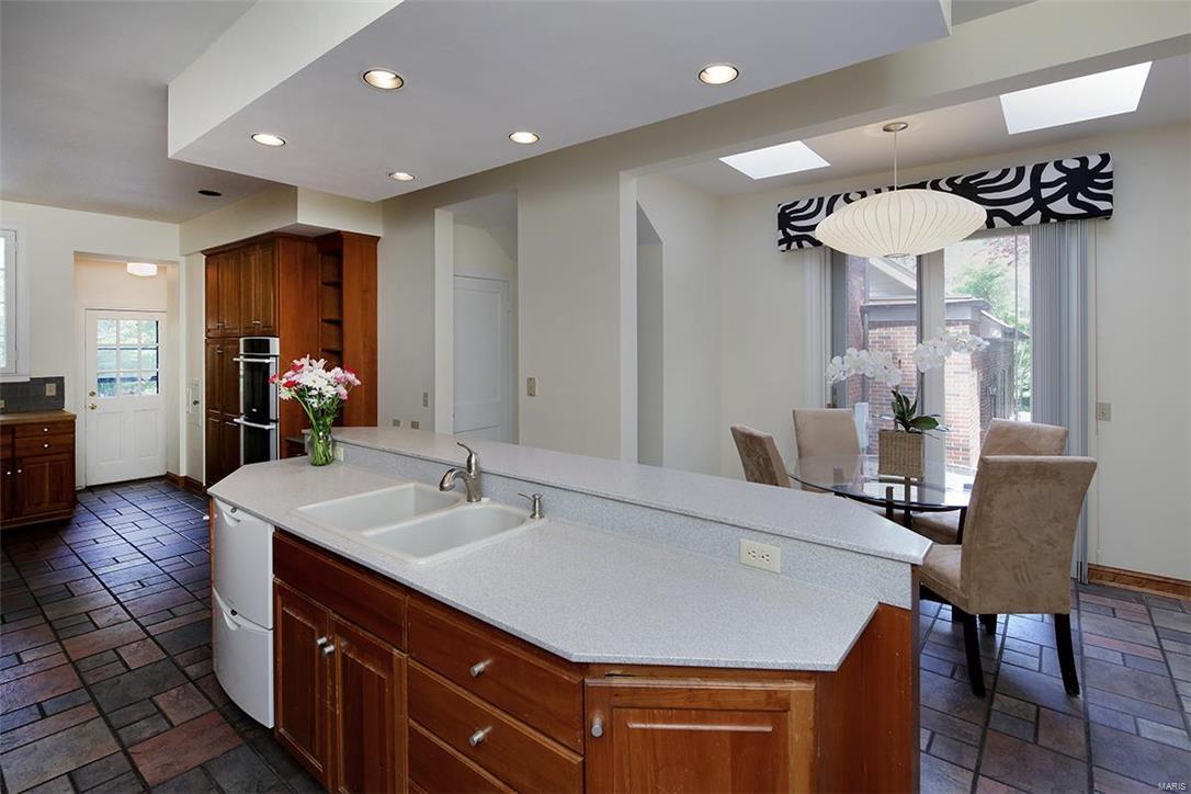 28 Dromara Road Ladue, MO 63124 - Photo 7 of 17 Gallery Image 7