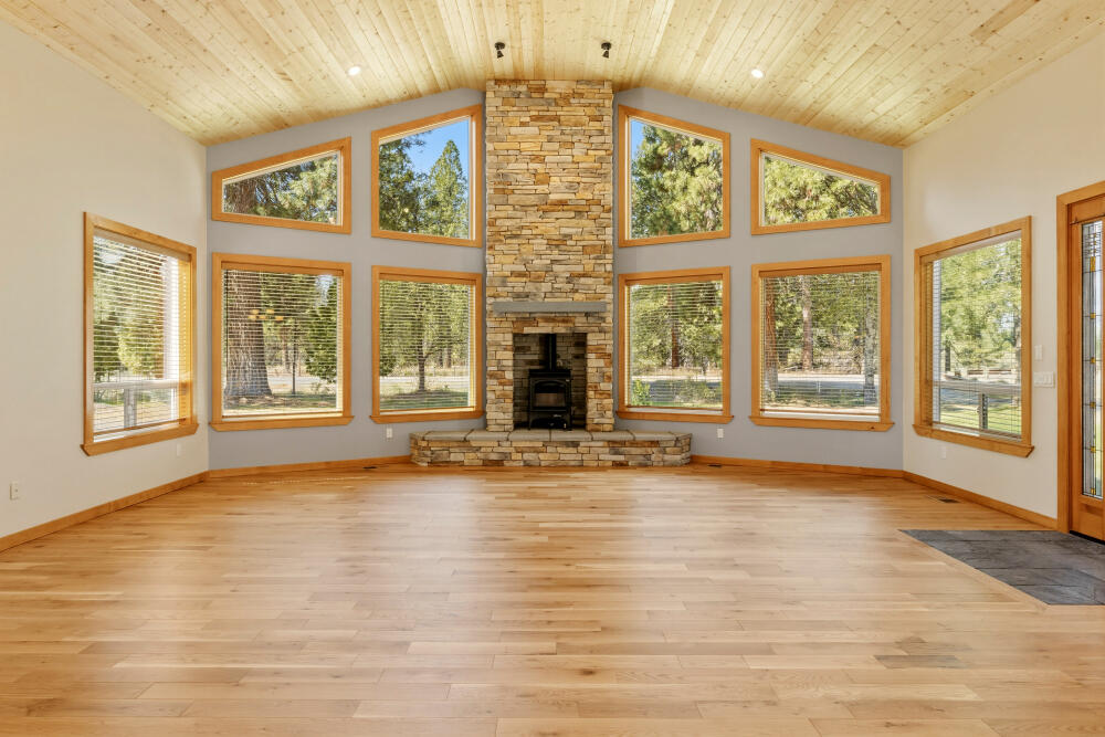 50205 Highway 62 Chiloquin, OR 97624 - Photo 13 of 44 Main home, living area