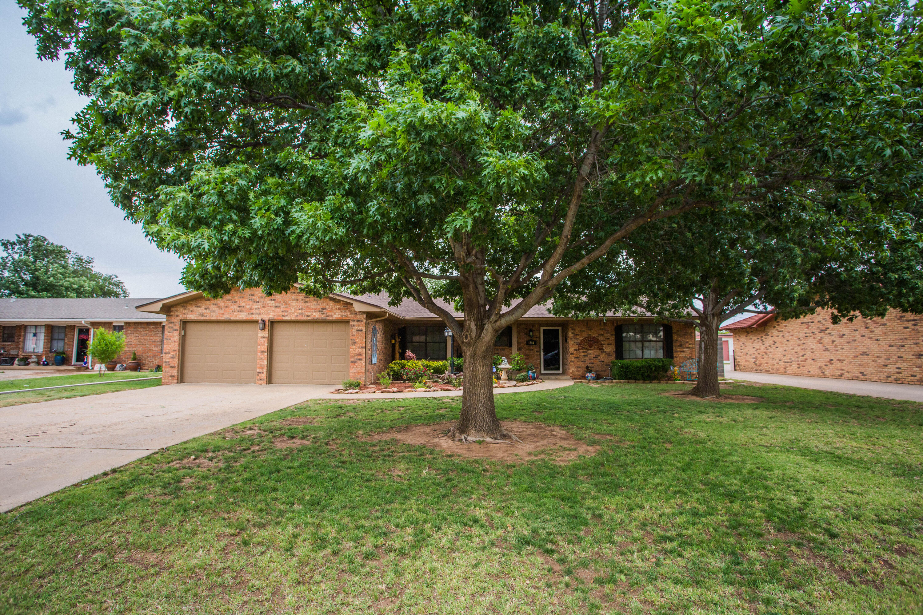 1304 Jefferson Drive Plainview, TX 79072 - Photo 5 of 50 a front view of a house with a yard and trees