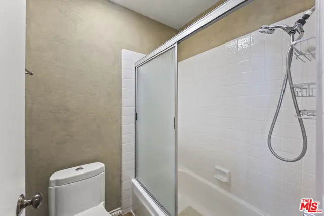 a view of entryway with a yard