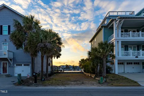 $275,000 | 817 Canal Drive, Carolina Beach, NC 28428