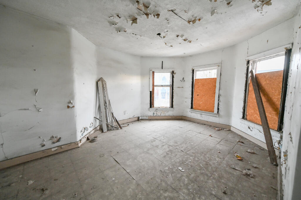 261 Chandler Street Detroit, MI 48202 - Photo 17 of 28 Super Headshots-84