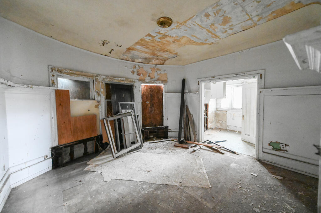 261 Chandler Street Detroit, MI 48202 - Photo 18 of 28 Super Headshots-90