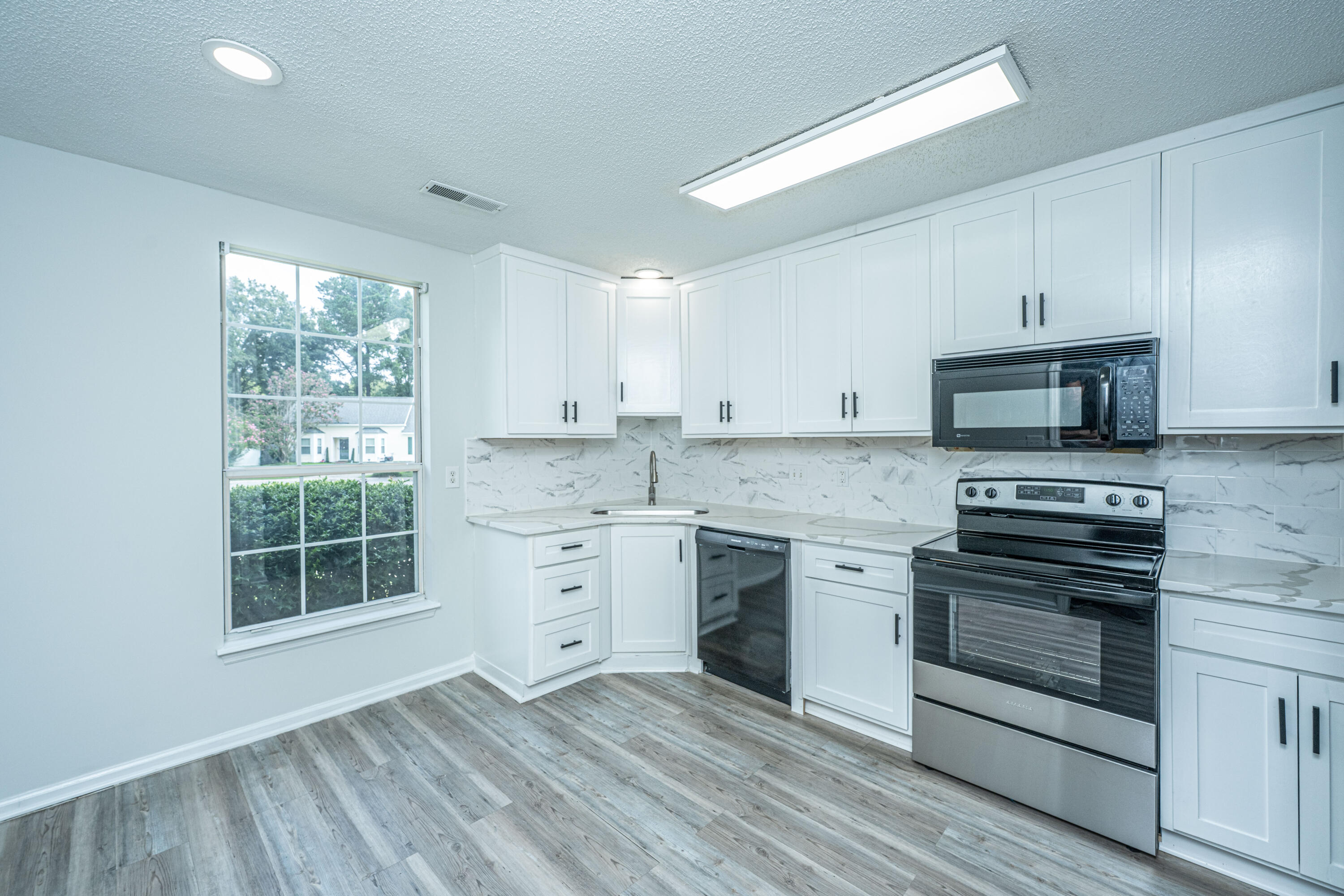 112 Jarett Road Summerville, SC 29485 - Photo 3 of 43 112JarettRd014