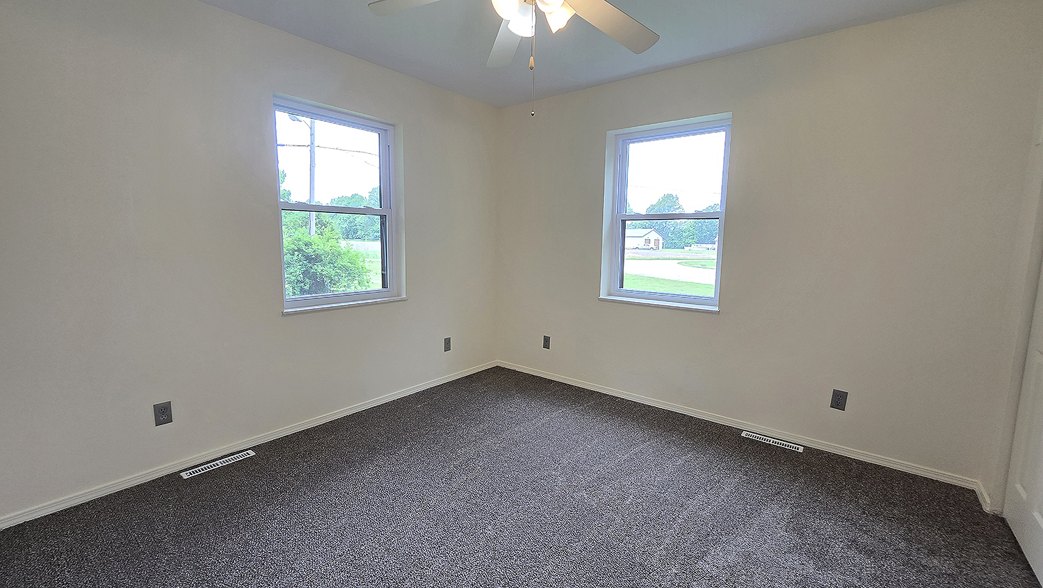 787 Walnut Hill Road Centralia, IL 62801 - Photo 28 of 42 an empty room with a window