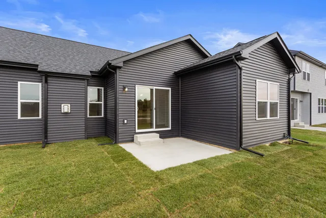 $394,900 | 23 Meadow Drive, Monticello, IL 61856