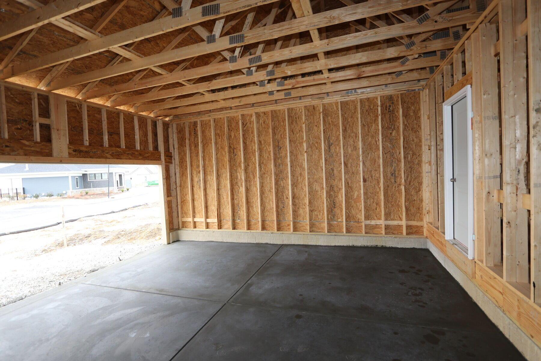 3228 Gelding Run Rd Grove Grove City, OH 43123 - Photo 2 of 10 Garage