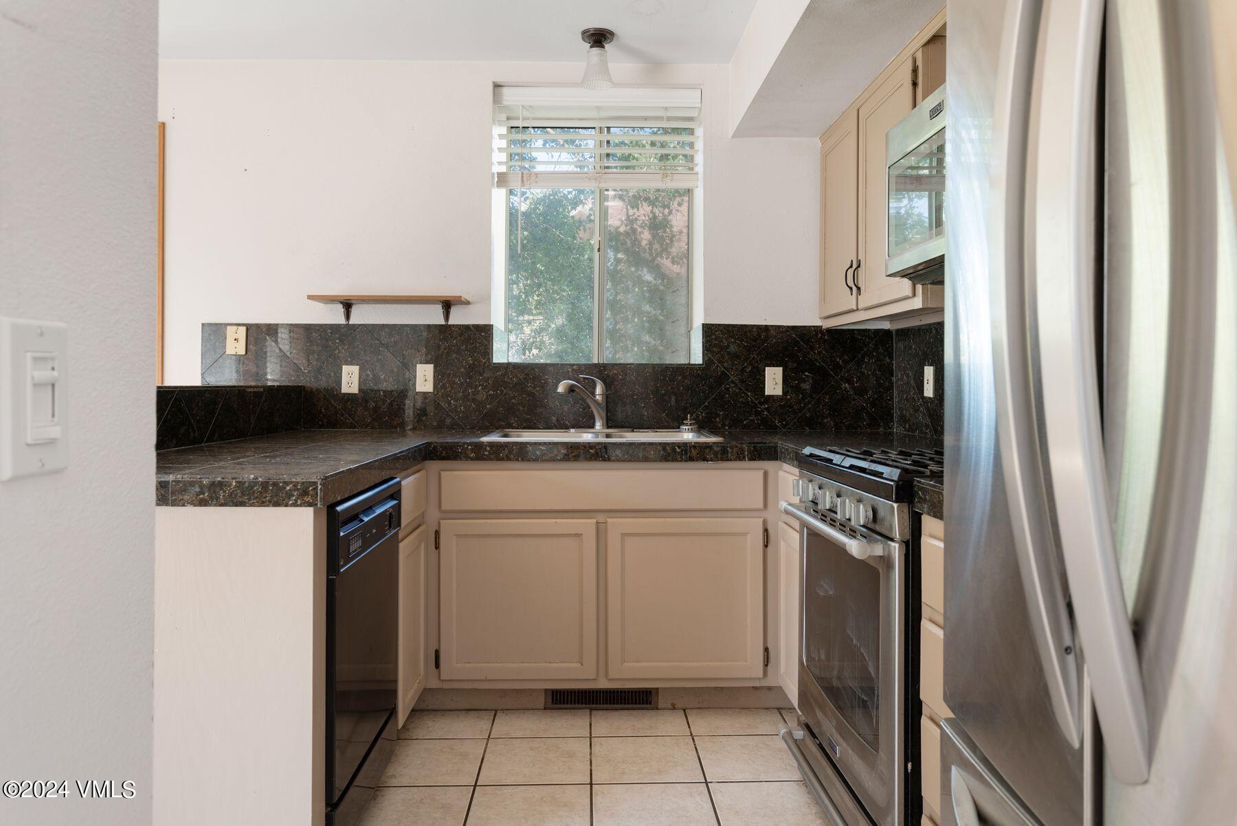 2530 Old Trail Road, Unit 1 Avon, CO 81620 - Photo 5 of 9 photo_online_004