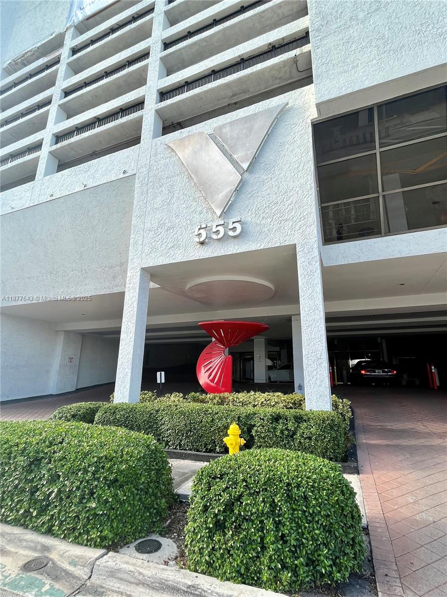 555 Northeast 15th Street, Unit 15G Miami, FL 33132 - Photo 29 of 61 a front view of house with yard