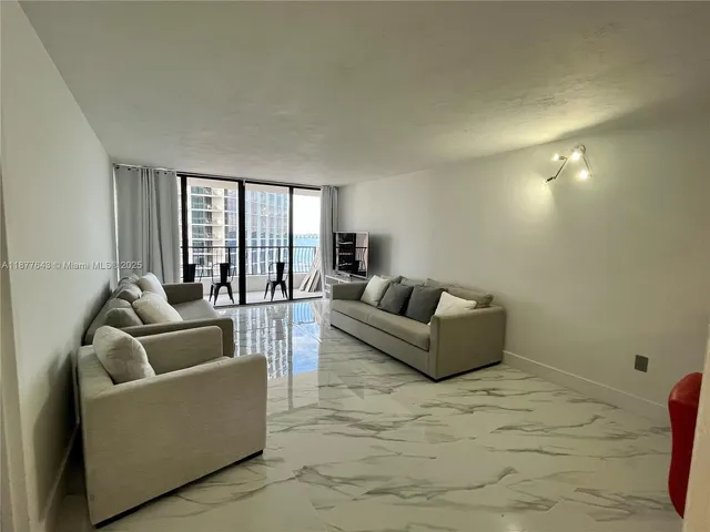 $2,650 | 555 Northeast 15th Street, Unit 15G, Miami, FL 33132