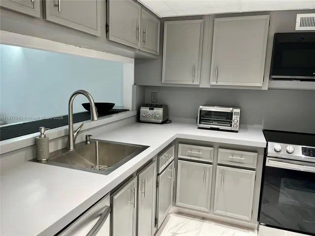 $2,650 | 555 Northeast 15th Street, Unit 15G, Miami, FL 33132