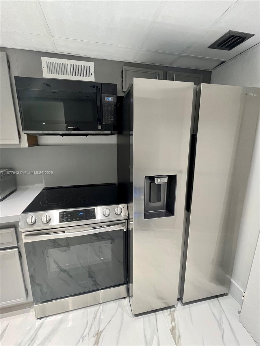 555 Northeast 15th Street, Unit 15G Miami, FL 33132 - Photo 38 of 61 a kitchen with a stove and a microwave