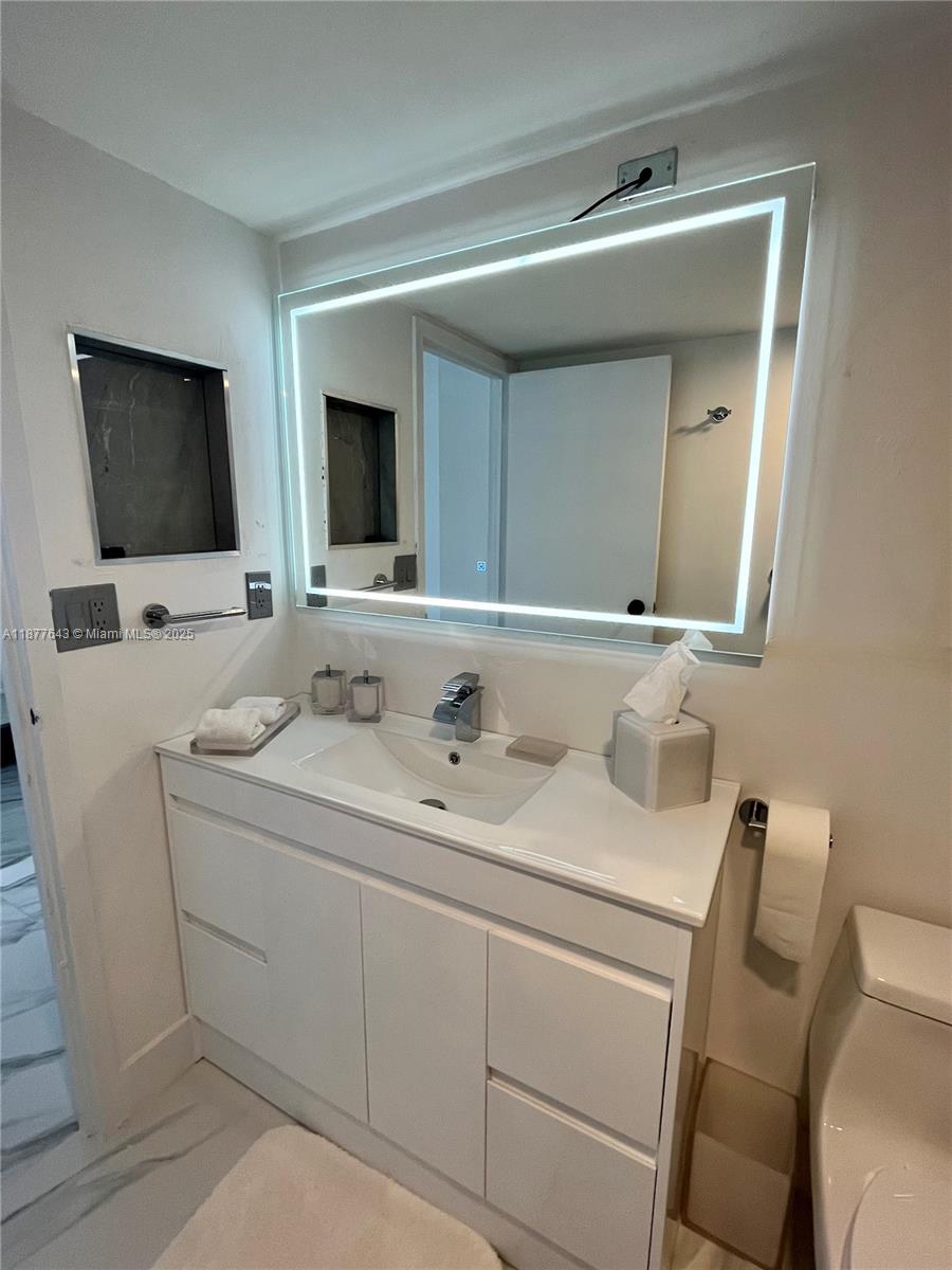 555 Northeast 15th Street, Unit 15G Miami, FL 33132 - Photo 51 of 61 a en suite bathroom with 2 sink and a mirror
