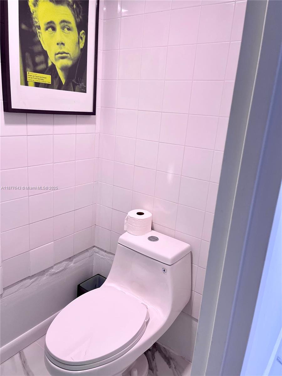 555 Northeast 15th Street, Unit 15G Miami, FL 33132 - Photo 58 of 61 a bathroom with a toilet and sink