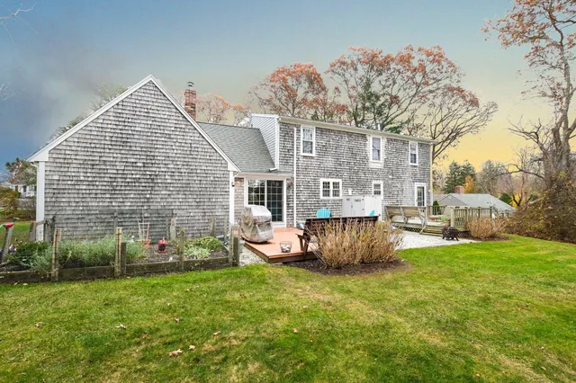 a view of a house with backyard and garden