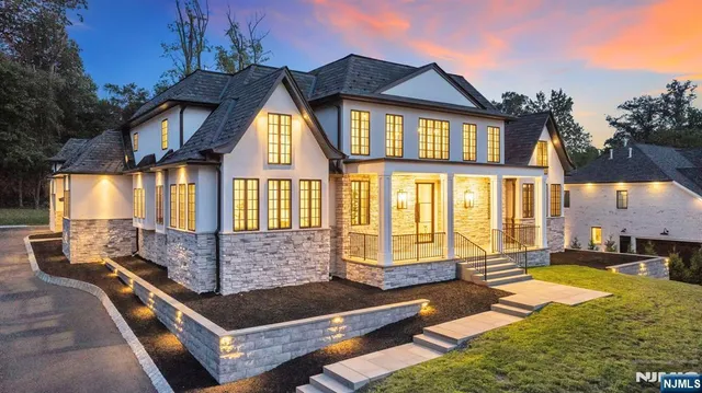 a view of an house with backyard and swimming pool