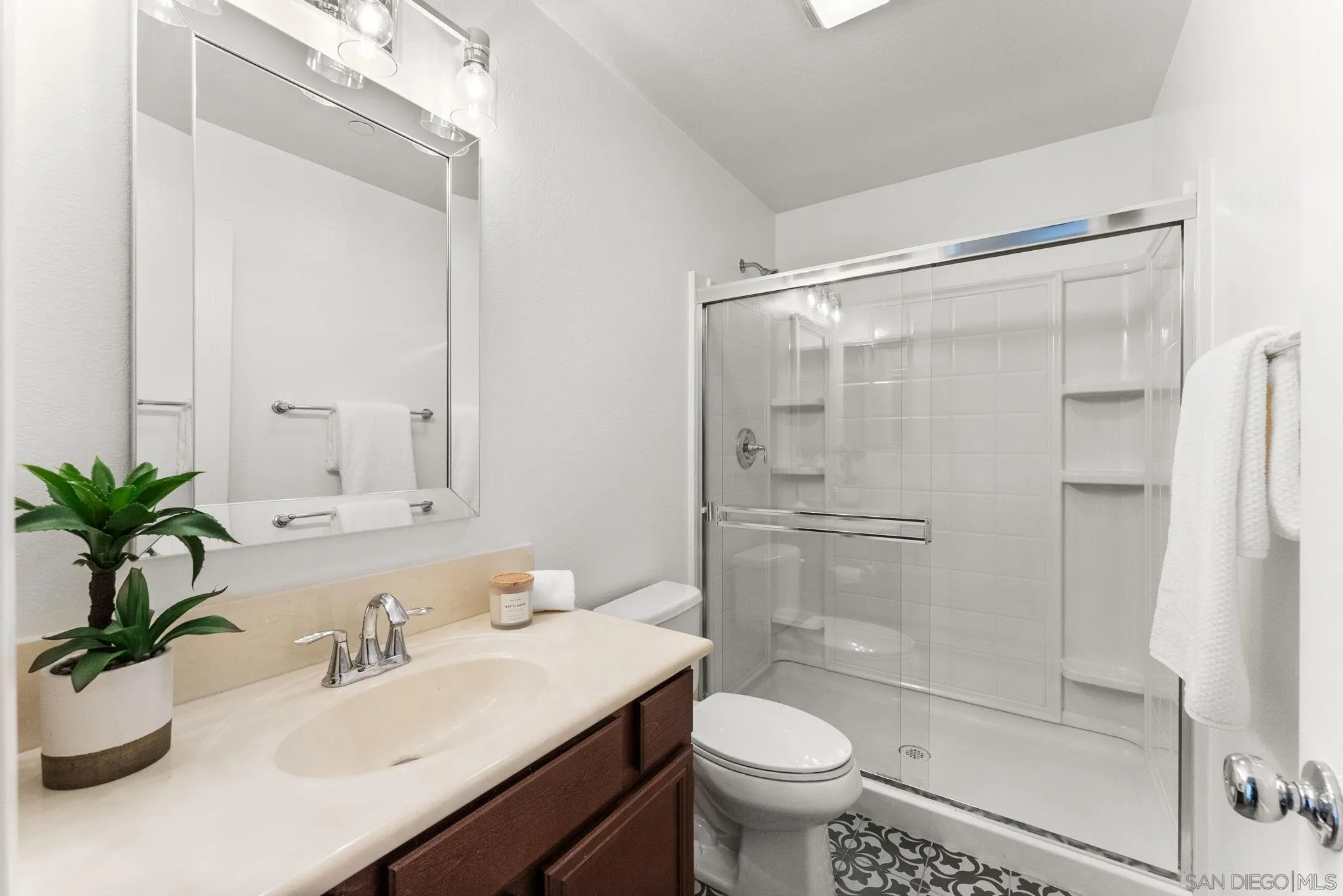 10103 Little Leaf Lane Santee, CA 92071 - Photo 27 of 48 Downstairs full bathroom