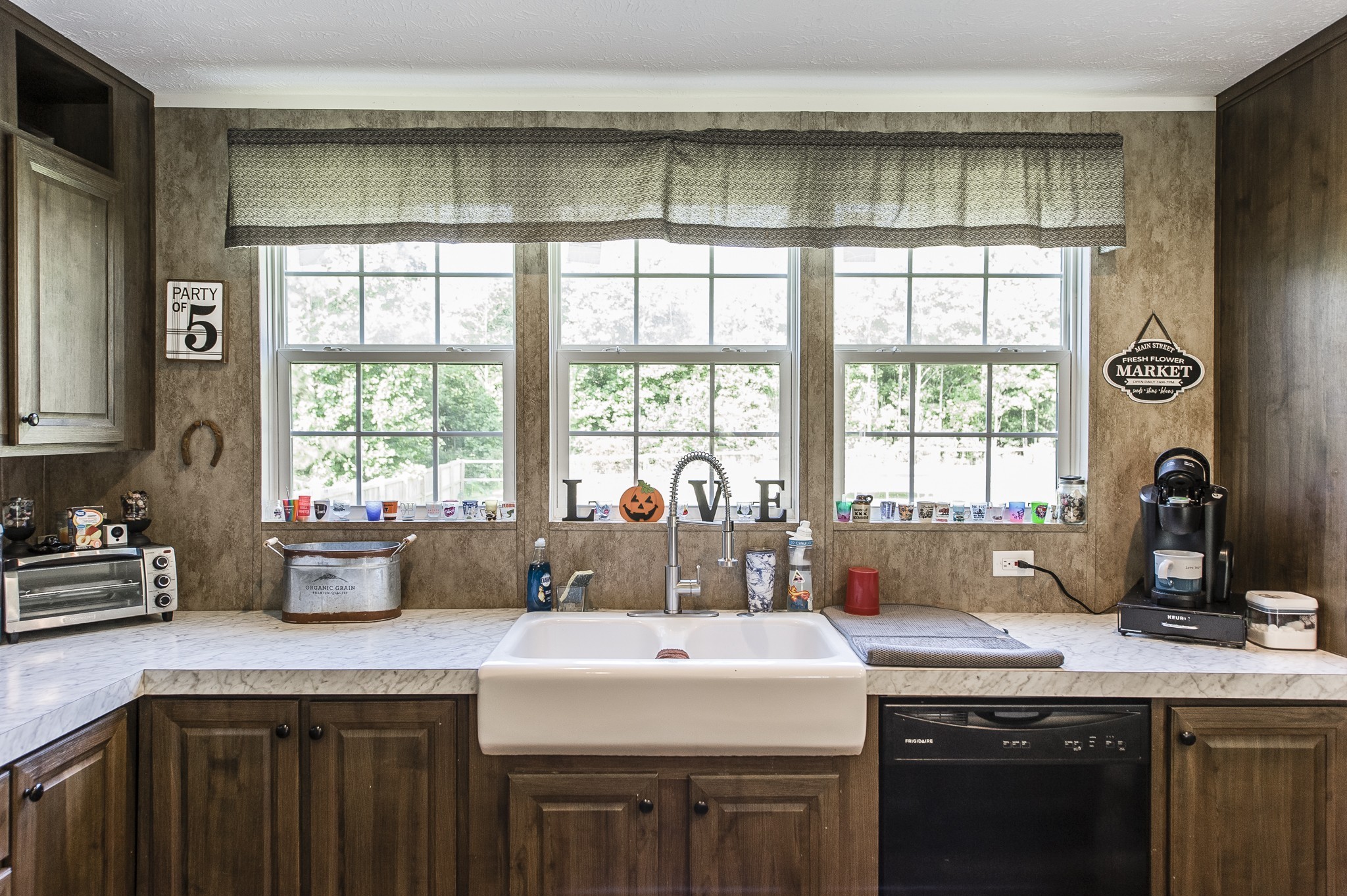 537 Bob Perry Road Bethpage, TN 37022 - Photo 19 of 63 a kitchen with a sink a counter and appliances