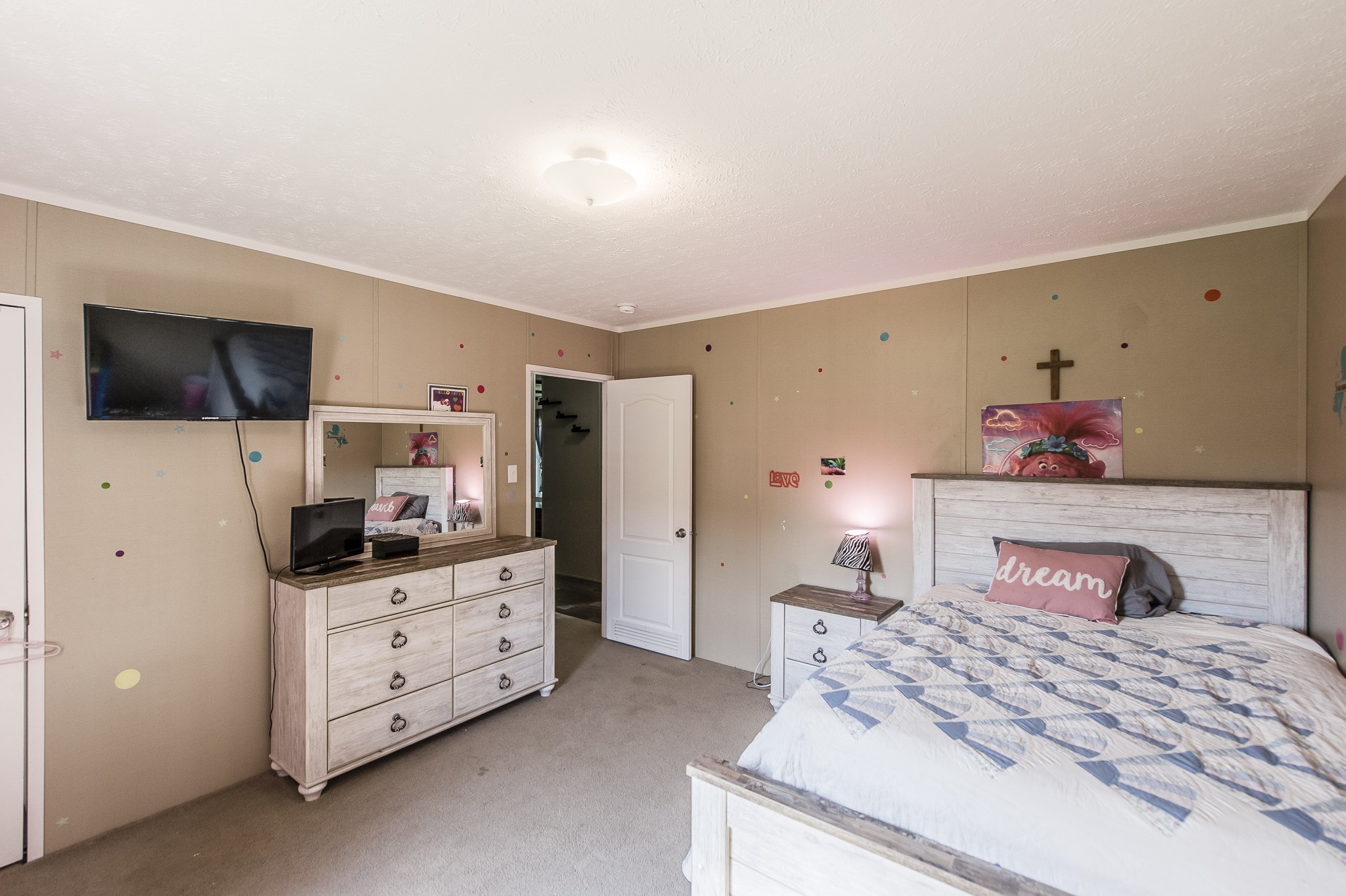 537 Bob Perry Road Bethpage, TN 37022 - Photo 44 of 63 a bedroom with a bed and a television