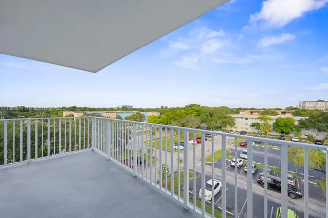 $285,000 | Hillcrest Country Club Apartments, Hollywood, FL 33021