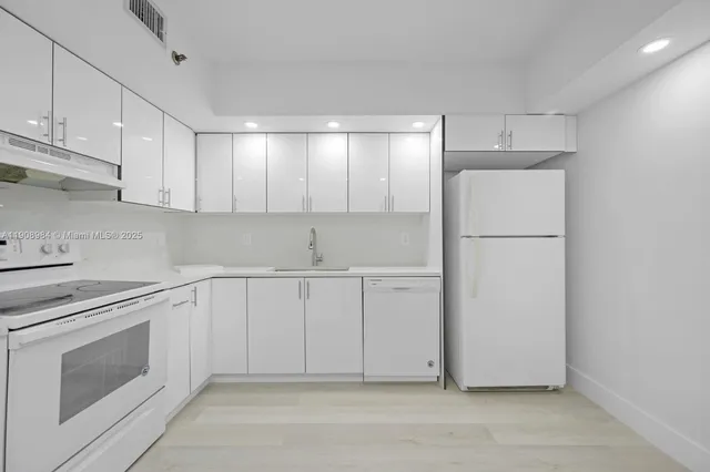 $285,000 | Hillcrest Country Club Apartments, Hollywood, FL 33021